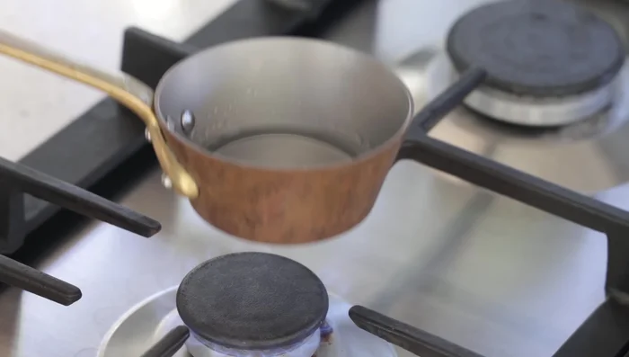 Flamber : Chauffer légèrement la liqueur (sans la faire bouillir) et la verser sur l'omelette. Allumer avec un briquet.