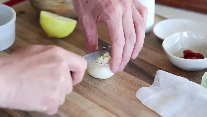 Nettoyer et couper les champignons en quartiers. Si nécessaire, peler les champignons pour enlever les parties brunes.