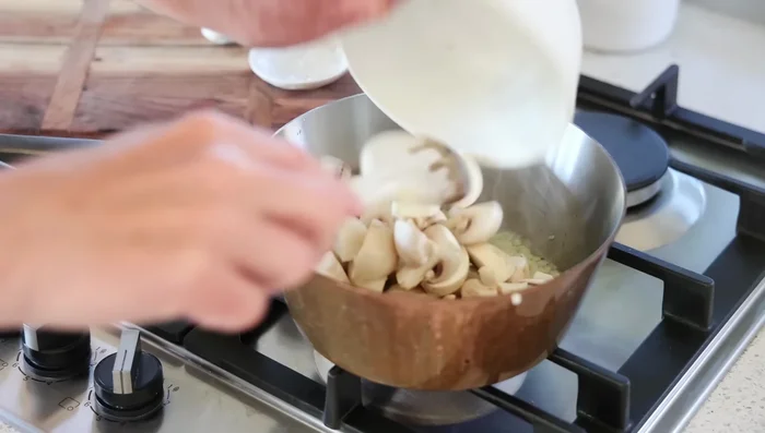 Ajouter les champignons et mélanger délicatement.