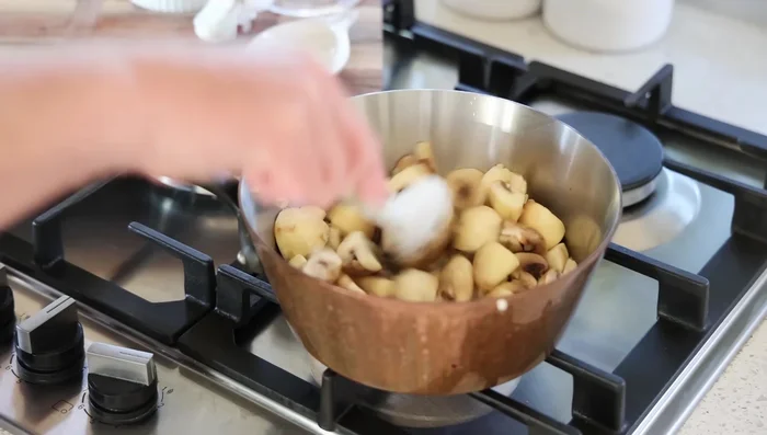 Ajouter le jus de citron, le vin blanc, le sel et bien mélanger.