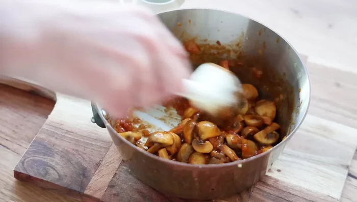 Ajouter un filet d'huile d'olive. Placer les champignons dans un plat et réfrigérer toute une nuit.