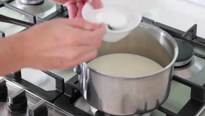 Dans une casserole, faire chauffer le lait avec le sucre et les graines de vanille extraites d'une gousse.