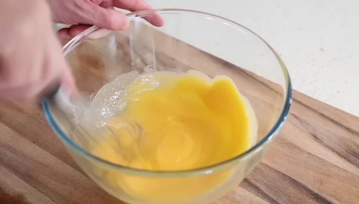 Blanchir les jaunes d'œufs avec le sucre jusqu'à ce que le mélange blanchisse.