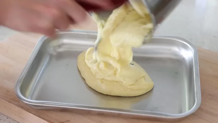 Retirer du feu et verser la crème pâtissière dans un plat froid, filmer au contact pour éviter la formation d'une croûte.