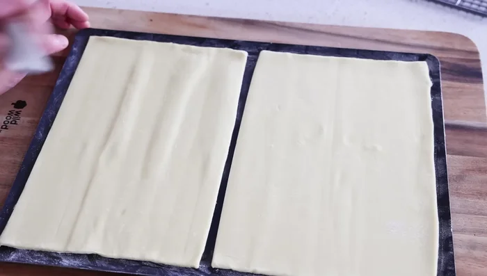 Piquer la pâte feuilletée à la fourchette pour éviter qu'elle ne gonfle.