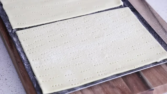 Saupoudrer de sucre.
