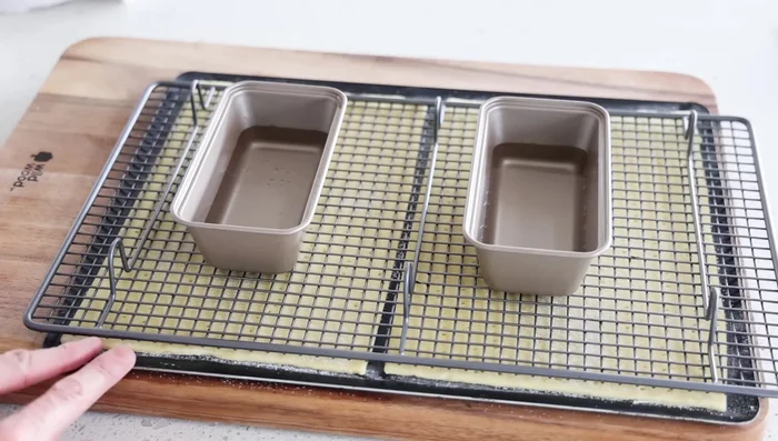 Cuire les feuilles de pâte feuilletée au four pendant 15-20 minutes jusqu'à ce qu'elles soient dorées.
