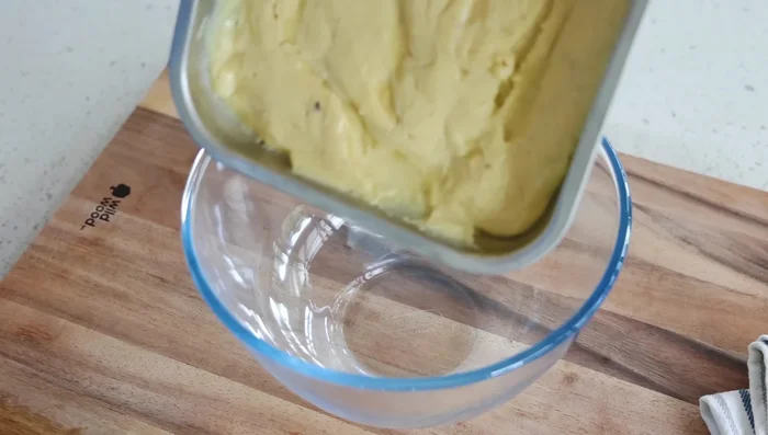 Une fois refroidies, étaler la crème pâtissière entre les deux couches de pâte.