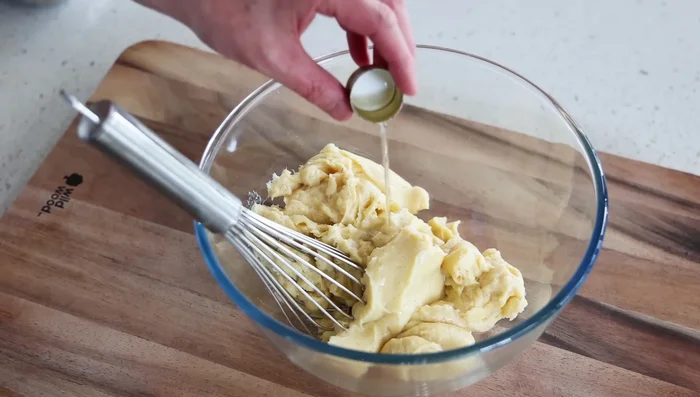 Ajouter du rhum (facultatif) à la crème pâtissière avant de l'étaler.