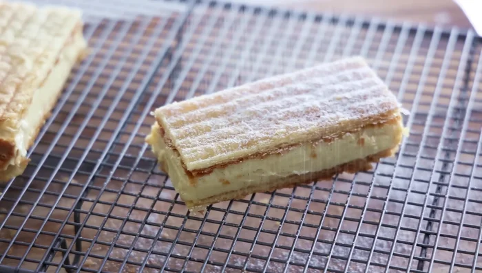 Saupoudrer de sucre glace avant de servir.