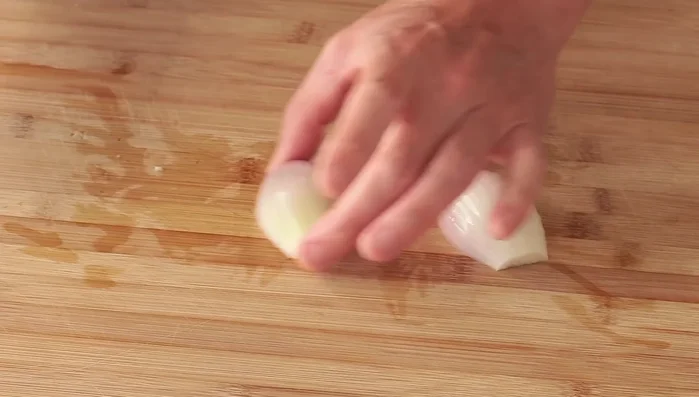 Préparation de la sauce : Émincer finement les échalotes en suivant les lignes naturelles. Ciseler finement le persil. Réserver.