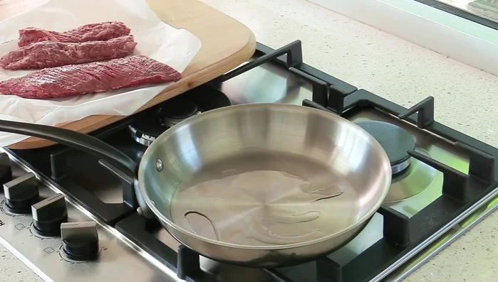 Cuisson du steak : Faire chauffer l’huile dans une poêle à feu moyen. Déposer les steaks et laisser cuire 2-3 minutes de chaque côté, sans les déplacer, jusqu’à obtenir une belle coloration.