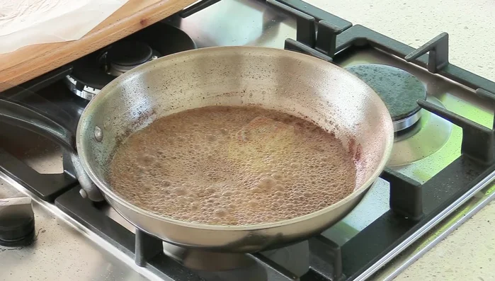 Sauce à la poêle : Retirer les steaks et réserver au chaud, enveloppés dans du papier aluminium. Dans la même poêle, faire fondre le beurre, ajouter les échalotes et cuire 3-4 minutes. Déglacer avec le vinaigre de vin rouge et laisser réduire de moitié.