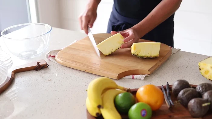 Couper l'ananas en petits morceaux, en évitant le cœur.