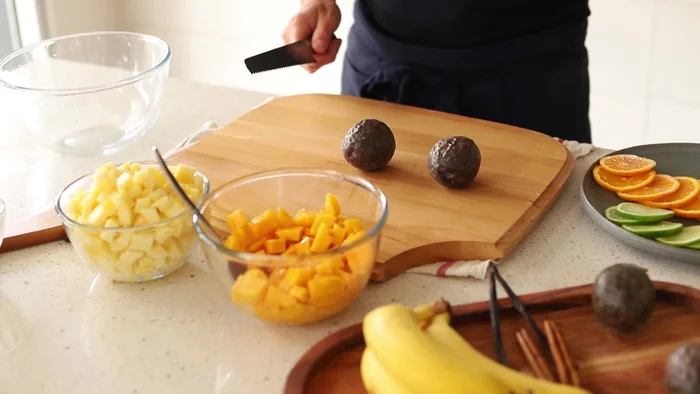 Vider le contenu des fruits de la passion.
