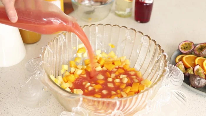 Ajouter les jus de fruits (goyave, orange, ananas, tropical).