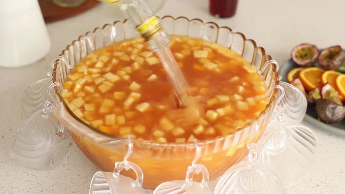 Ajouter le rhum blanc et quelques gouttes de liqueur de grenade.