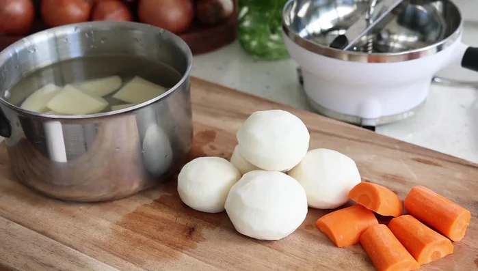 Cuire les pommes de terre dans de l’eau froide salée (12g de sel par litre d’eau). Porter à ébullition puis laisser cuire environ 20-25 minutes. (261.359)