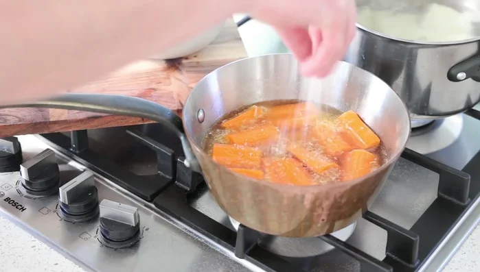 Ajouter les carottes, le bouillon de poulet (ou légumes) salé et cuire à feu moyen, à couvert avec du papier sulfurisé, pendant 30 minutes. (503.84)