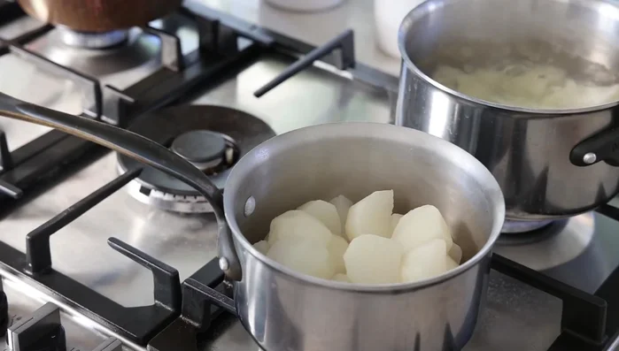 Égoutter les pommes de terre et les navets. (545.6)