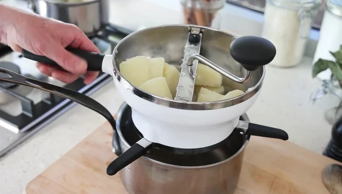 Passer les pommes de terre au moulin à légumes pour obtenir une purée fine et lisse. (563.92)