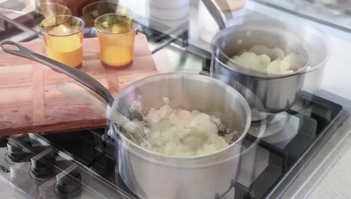 Ajouter du lait et de la crème à la purée de pommes de terre pour obtenir la consistance souhaitée. Incorporer du beurre. (620.64)