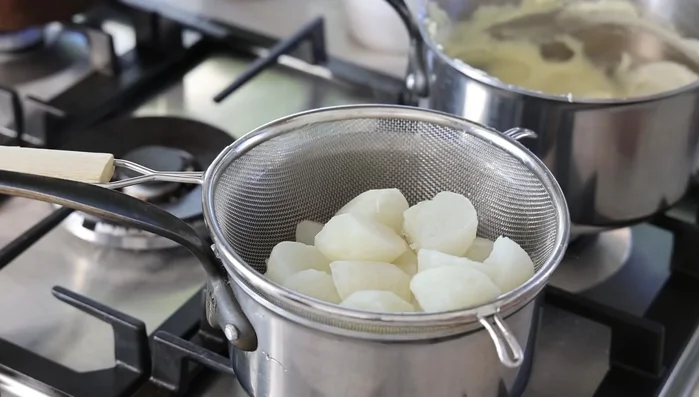 Passer les navets au tamis pour éliminer les fibres. (666)