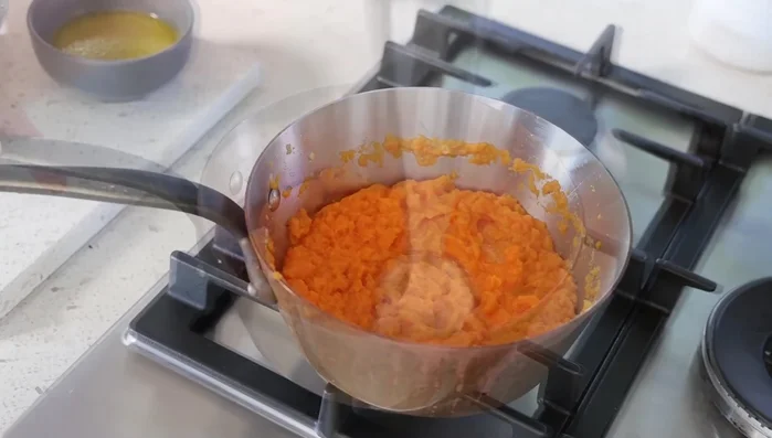 Mixer les carottes cuites au mixeur plongeant, puis passer au tamis pour une texture onctueuse. (775.6)