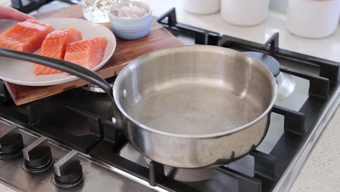 Dans une petite casserole, verser un peu de cidre, assaisonner avec du sel et du poivre.