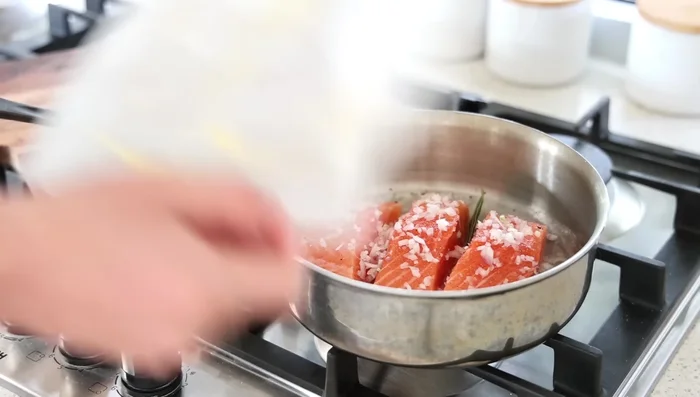 Poser le filet de saumon dans le cidre. Couvrir la casserole avec du papier sulfurisé beurré (côté beurré vers le poisson).