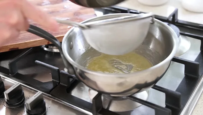 Filtrer le jus de cuisson.