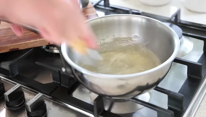 Verser le jus filtré dans le roux, mélanger au fouet jusqu'à épaississement.