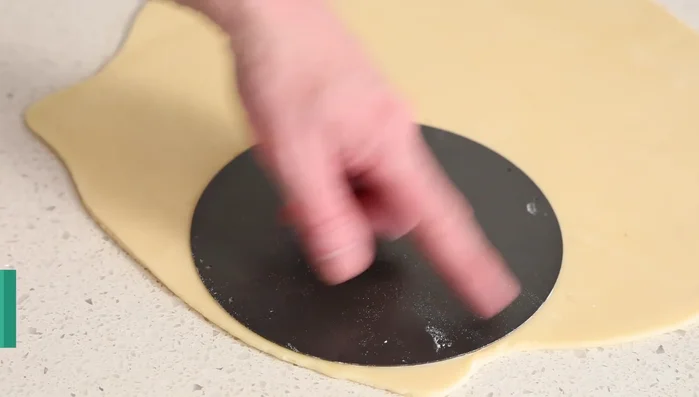Découper les disques de pâte : À l’aide d’une assiette, découper deux disques de pâte. Un plus grand que l’autre (423.919).