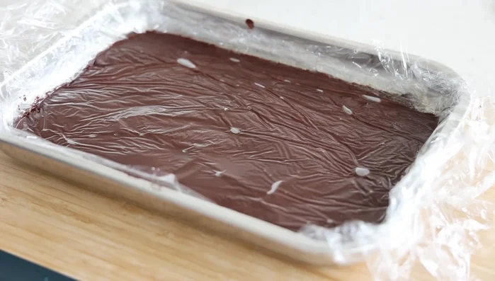 Placer au congélateur pendant au moins une heure pour que la ganache durcisse.