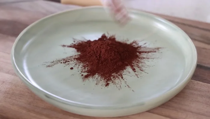 Une fois ferme, couper la ganache en petits morceaux.