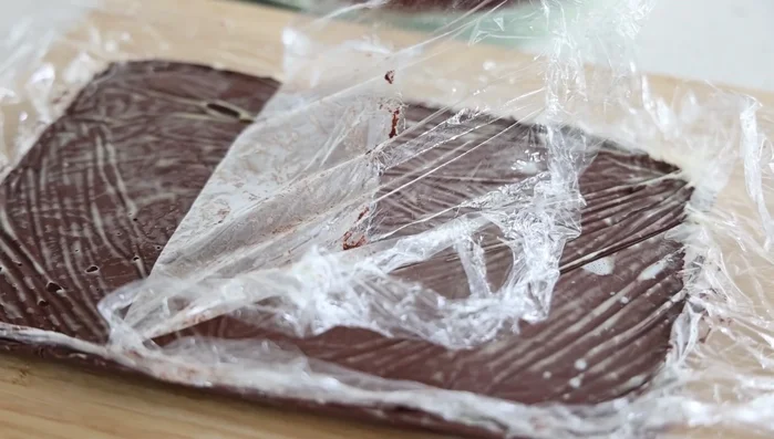 Rouler chaque morceau dans la poudre de cacao.
