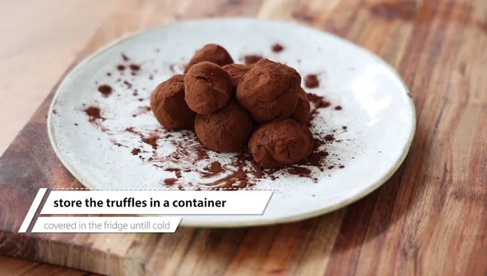 Mettre les truffes au réfrigérateur pour les raffermir.