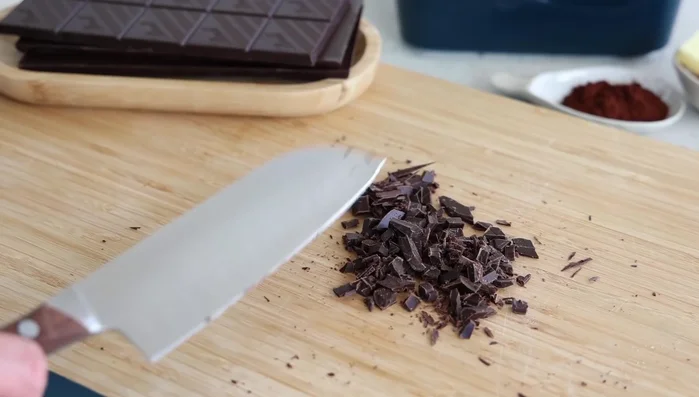 Couper le chocolat en petits morceaux. Utiliser une cuillère pour éviter que le chocolat ne fonde dans la main.