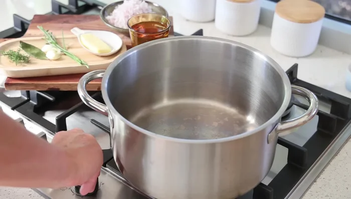 Préparer les moules marinara : Faire fondre du beurre dans une grande casserole à feu moyen-élevé. Ajouter la moitié des échalotes, le persil, l'ail, le thym et la feuille de laurier. Cuire 1 minute à feu doux sans coloration.