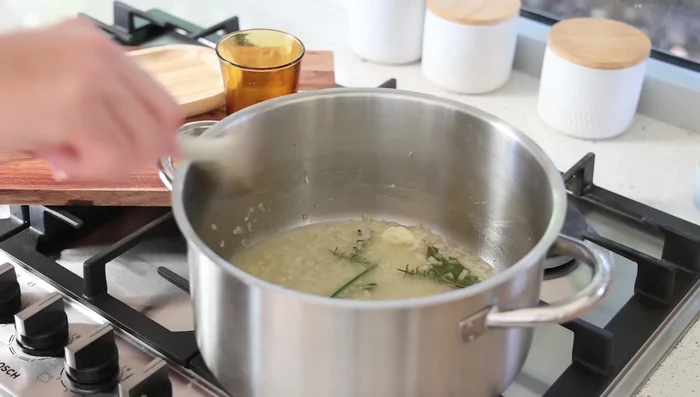 Ajouter le vin blanc et porter à ébullition. Ajouter les moules, mélanger, couvrir et cuire à la vapeur 4 minutes.