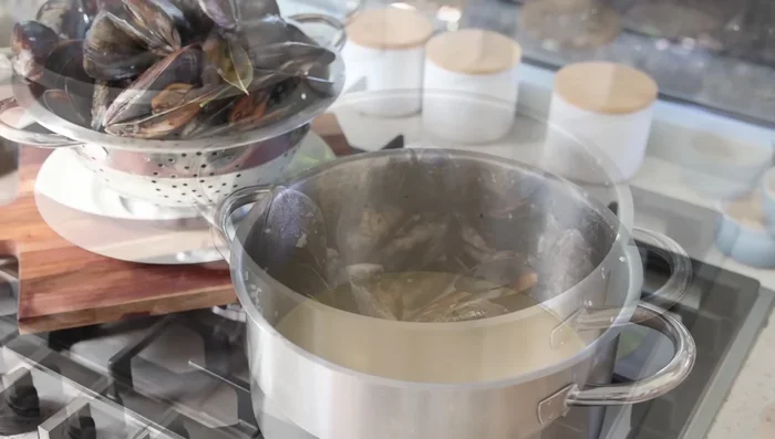 Retirer les moules et les laisser refroidir. Filtrer le jus de cuisson.