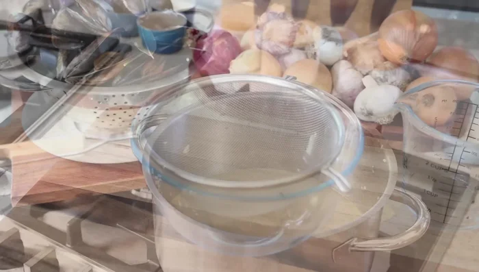 Détacher les coquilles supérieures des moules.