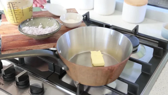 Préparation de la velouté : Faire fondre du beurre dans une casserole à feu moyen. Ajouter les échalotes restantes et cuire 1-2 minutes. Incorporer la farine et cuire 1-2 minutes pour faire un roux blanc.