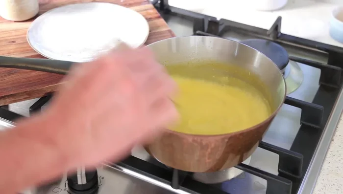 Ajouter 1-2 cuillères à soupe de crème. Continuer à réduire 10 minutes.