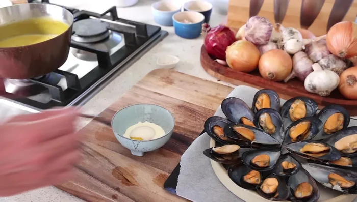 Hors du feu, incorporer délicatement un mélange de jaune d’œuf et de crème pour épaissir la sauce (comme une crème anglaise).