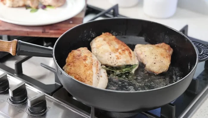 Retirer le poulet de la sauteuse et réserver.