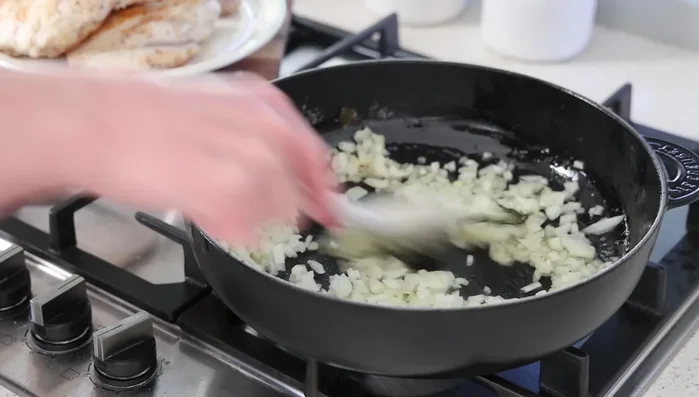Ajouter l'oignon dans la sauteuse et cuire à feu moyen pendant 8-10 minutes.