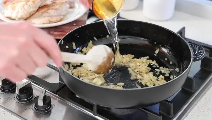 Déglacer la sauteuse avec le vin blanc, laisser réduire presque complètement.