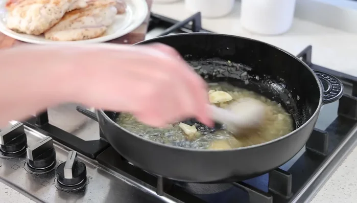 Ajouter le bouillon de poulet, laisser réduire de moitié.