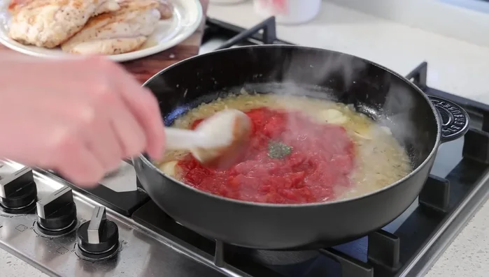 Ajouter les tomates concassées, le thym et laisser mijoter 2-3 minutes.